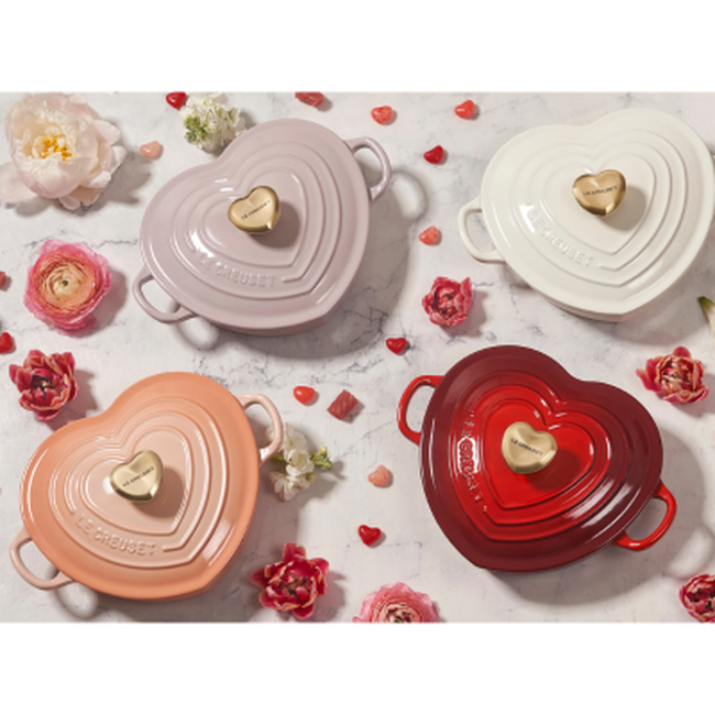 Le Creuset Cast Iron Classic Shallow Heart Casserole with Light Gold Heart Knob 20cm WhiteWhite image number 6